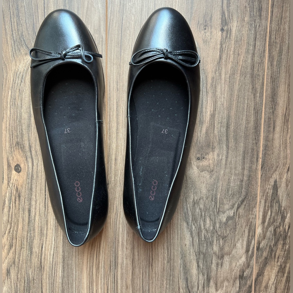 Ecco Women's Classic Black Flats with Bow